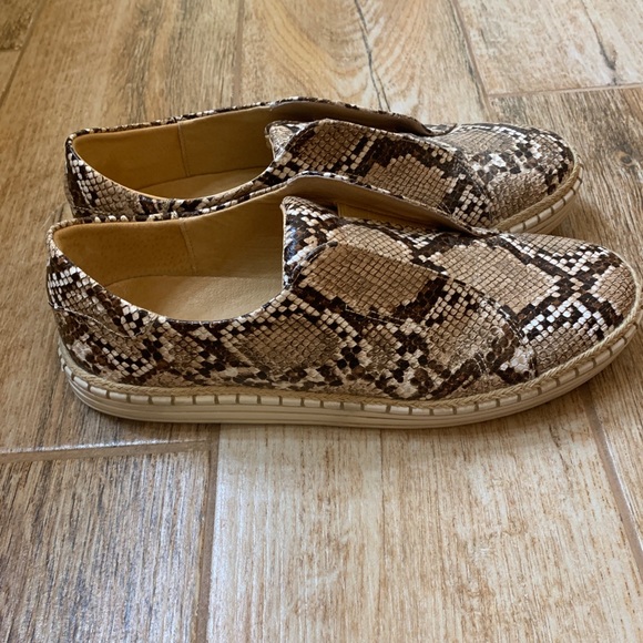 j slides karla leopard